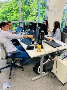 Equipe do Centro de Inovação utilizando o pair programming.